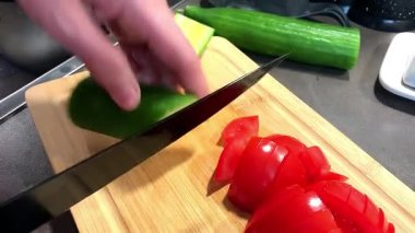 Salata için salatalık kesiyorum. Yüksek kalite 4k görüntü