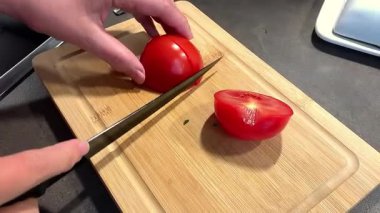 Salata için domates kesiyorum. Yüksek kalite 4k görüntü