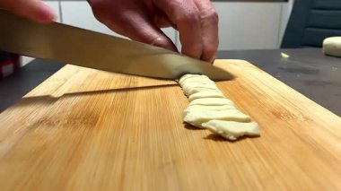 Hamuru küçük parçalara bölmek. Yüksek kalite 4k görüntü