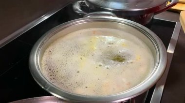 Mutfakta nefis bir yemek var.