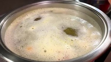 Hamur parçaları bir tencere çorbanın içine atılır. Yüksek kalite 4k görüntü