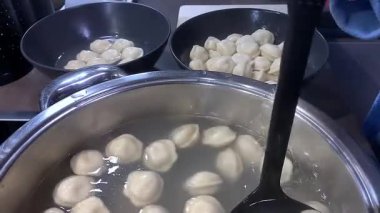 Lokantada hamur köftesi yapıyorum.