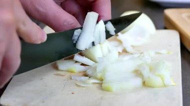 bıçak ve soğan ile kesme tahtası