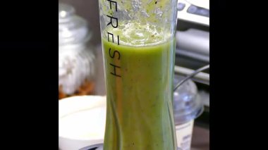 Bir cam kavanoza yeşil smoothie