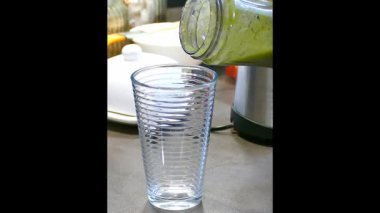 Taze sebzeli yeşil smoothie ve cam içinde meyveler