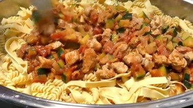 Güveç için dolgu hazırlanıyor.