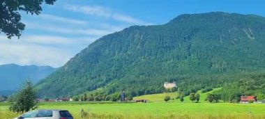 Arkasında bir dağ olan güzel bir manzara.