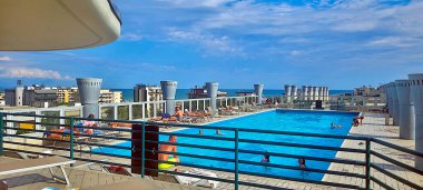 Bibione, İtalya, Avrupa - 7 Temmuz 2025: Otelin çatı havuzu