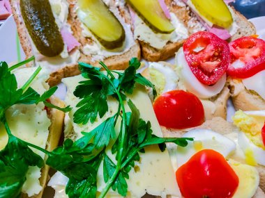 Farklı sebze ve peynirli sandviç.