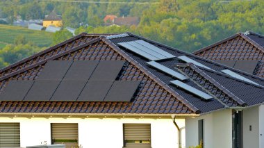 Çatıdaki güneş panelleri. Yeşil enerji.