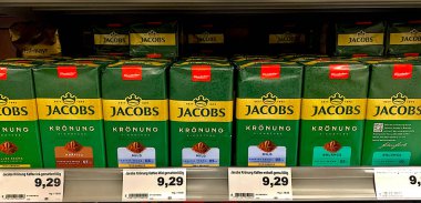 Bad Wildungen, Almanya 13. 08 numara. 2025: Marketin rafındaki kahve aralığı.