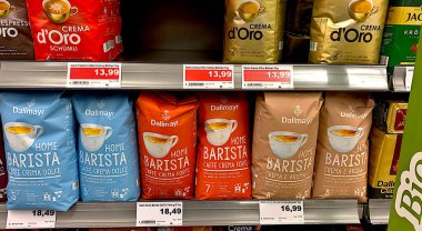 Bad Wildungen, Almanya 13. 08 numara. 2025: Marketin rafındaki kahve aralığı.