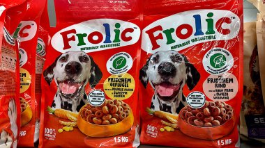 Bad Wildungen, Almanya 13. 08 numara. 2025: Rostov evcil hayvanı. Kutuda köpek maması. robrand