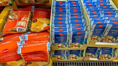 Bad Wildungen, Almanya 15. 08 numara. 2025: Mağaza rafında peynir çeşitleri