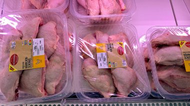 Bad Wildungen, Almanya 15. 08 numara. 2025: Süpermarkette taze tavuk