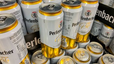 Bad Wildungen, Almanya 15. 08 numara. 2025: Bir mağazanın rafında şişe bira.