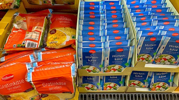Bad Wildungen, Almanya 15. 08 numara. 2025: Mağaza rafında peynir çeşitleri