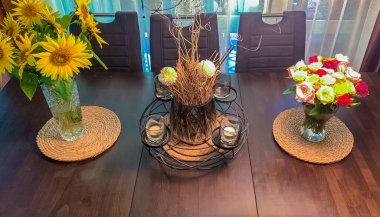 Masanın üzerinde çiçek buketleri olan vazolar. İç mekan.