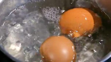 Sıcak suda yumurta kaynıyor. Yüksek kalite 4k görüntü