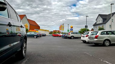 Avrupa, Bad Wildungen, Almanya - 06 Nisan 2025: Walmart otoparkında ışıkların altında yürüyen kişi