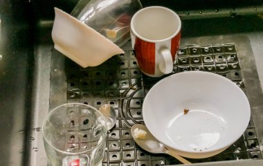 Mutfak lavabosunda kirli bulaşıklar. Yüksek kalite fotoğraf