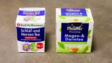 Avrupa, Almanya - 29 Mart 2025: İki paket çay. Yüksek kalite fotoğraf