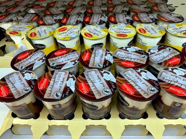 Avrupa, Bad Wildungen, Almanya 27. 08 numara. 2025: Mağaza tezgahında yoğurt.