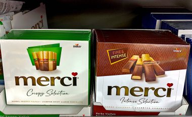 Avrupa, Bad Wildungen, Almanya 28. 08 numara. 2025: süpermarkette satılık paketler. Şovun...