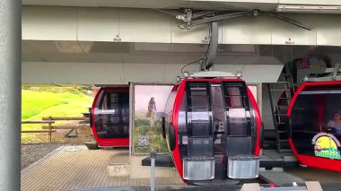 Avrupa, Wilingen, Almanya 28. 08 numara. 2025: Füniküler. Yazın kayak merkezinde. Turistlerle dolu kamaralar.