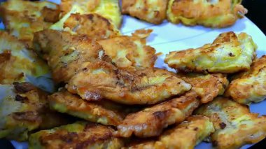 Lezzetli ve sağlıklı kızarmış tavuk kanatları tabakta
