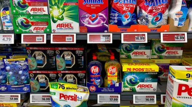 Avrupa, Willingen, Almanya 30. 08 numara. 2025: Süpermarkette satılık çeşitli ürün ve ürünler.