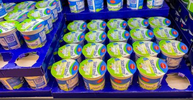 Avrupa, Bad Wildungen, Almanya 3. - 10. 2025: süpermarkette satılık kutular.