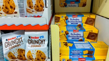 Avrupa, Bad Wildungen, Almanya 3. - 10. 2025: Çikolata ve vanilyalı dondurma..