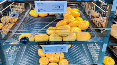 Avrupa, Bad Wildungen, Almanya 5. - 10. 2025: Süpermarkette taze meyve