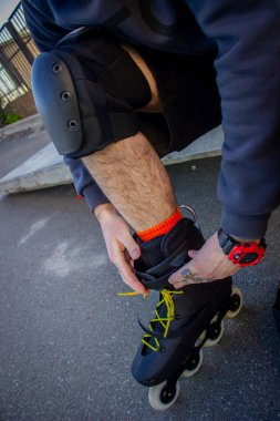 Parkta paten kayan bir adam.