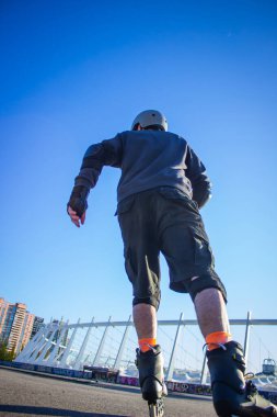 Parkta paten kayan bir adam.