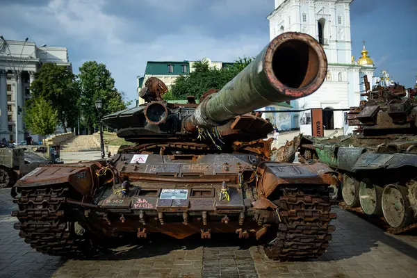Ukrayna, Kyiv 'de halka açık bir yerde imha edilmiş bir Rus tankının ön görüntüsü. Sembolik mesajlar ve Ukrayna kurdeleleriyle kaplı paslı araç bir savaş ganimeti ve dayanıklılığın hatırlatıcısı olarak duruyor..