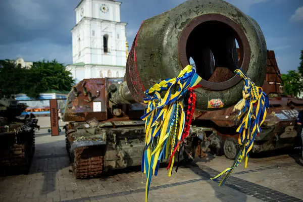 Ukrayna, Kyiv 'de halka açık bir yerde imha edilmiş bir Rus tankının ön görüntüsü. Sembolik mesajlar ve Ukrayna kurdeleleriyle kaplı paslı araç bir savaş ganimeti ve dayanıklılığın hatırlatıcısı olarak duruyor..