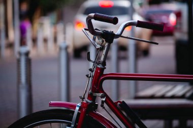 Klasik kırmızı bisiklet. Şehirde park edilmiş bisiklet..