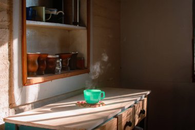 Sabahları bir fincan sıcak çay. Kahvaltı infüzyonu. Farklı eş türleri..