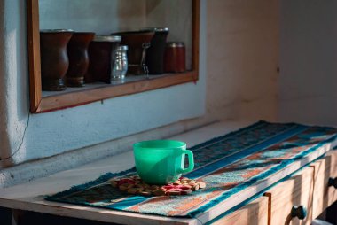 Sabahları bir fincan sıcak çay. Kahvaltı infüzyonu. Farklı eş türleri..