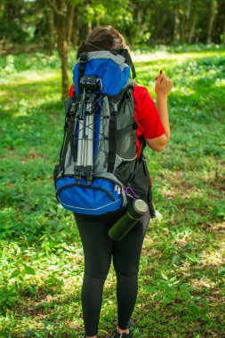Mavi sırt çantalı ve siyah şapkalı bir kız..