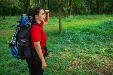 Mavi sırt çantalı ve siyah şapkalı bir kız..