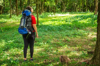 Mavi sırt çantalı ve siyah şapkalı bir kız..