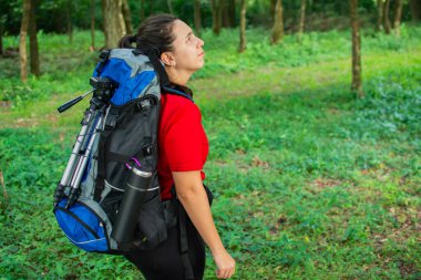 Mavi sırt çantalı ve siyah şapkalı bir kız..