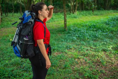 Mavi sırt çantalı ve siyah şapkalı bir kız..