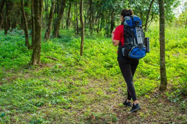 Mavi sırt çantalı ve siyah şapkalı bir kız..