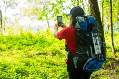 Mavi sırt çantalı ve siyah şapkalı bir kız..