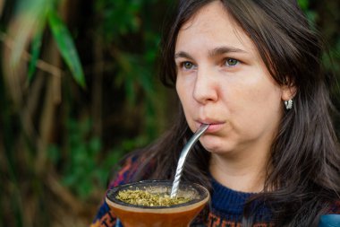 Kırsalda içki arkadaşı. Enfüzyon. Sıcak içecek. Yerba dostum..