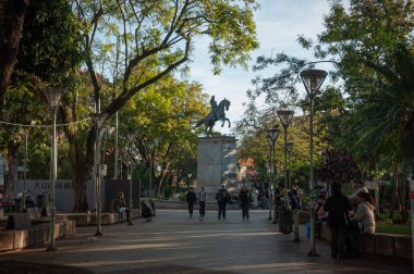 Jos de San Martin 'in 12 Ağustos 2025' te Posadas, Misiones, Arjantin 'deki bir parktaki heykelinin fotoğrafı..